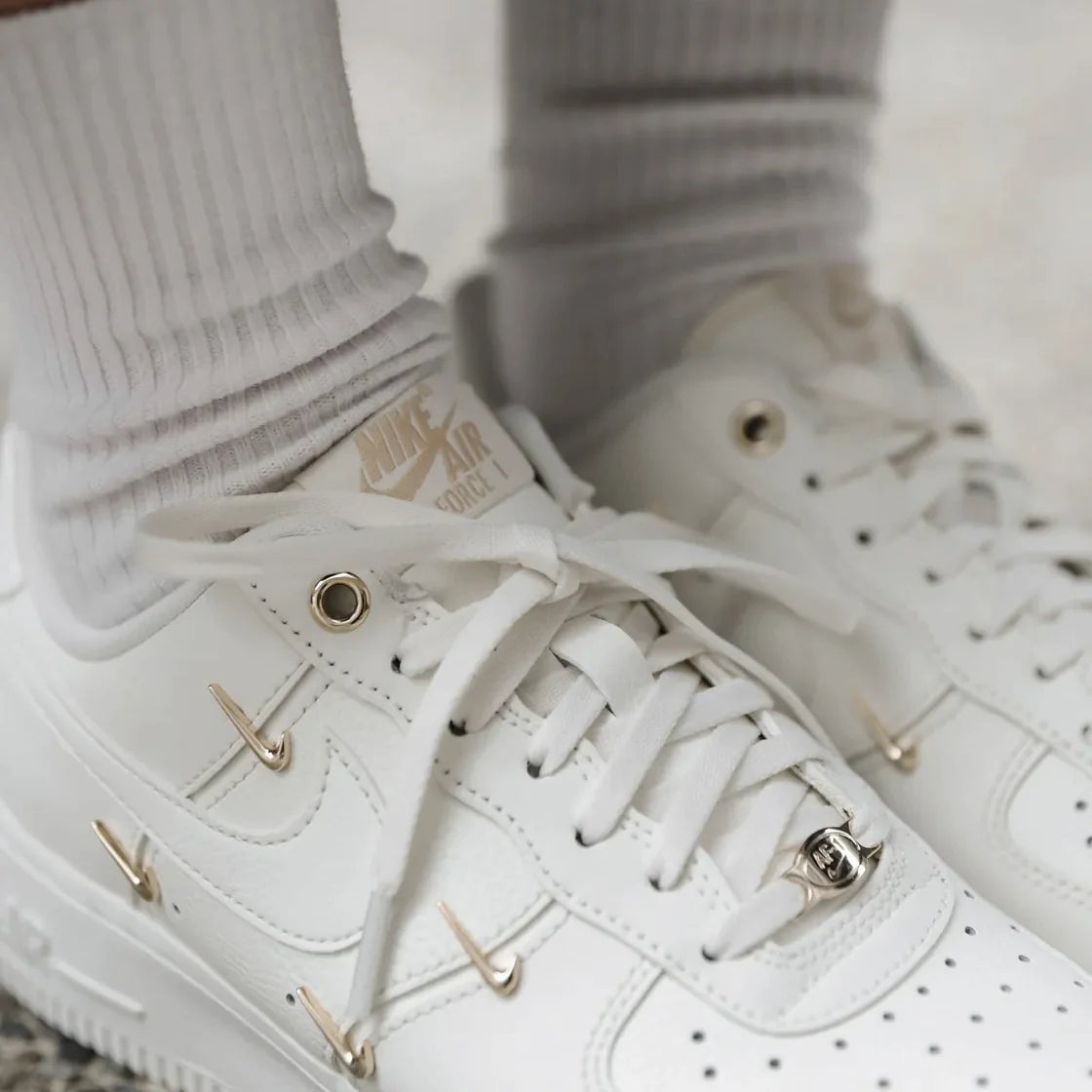 NIKE AIR FORCE 1 LOW SAIL METALLIC GOLD